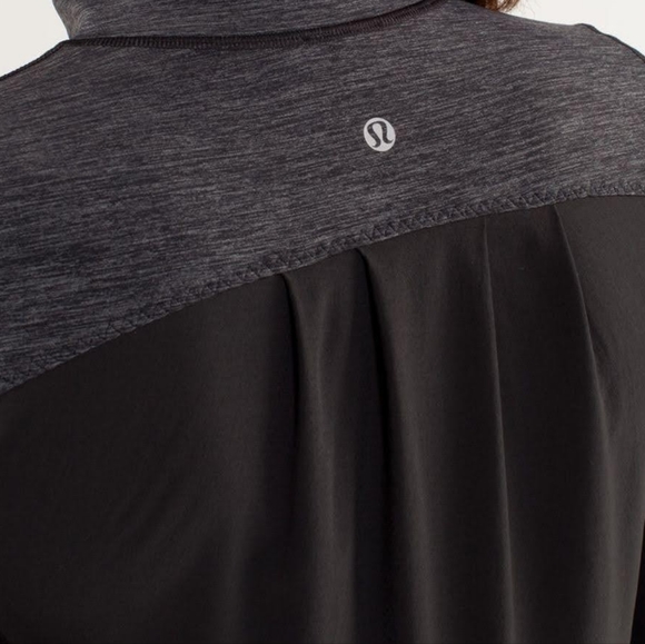 ⬇️🆕️ Lululemon • Pullover top with quarter zip, black & gray, size small - Picture 6 of 6